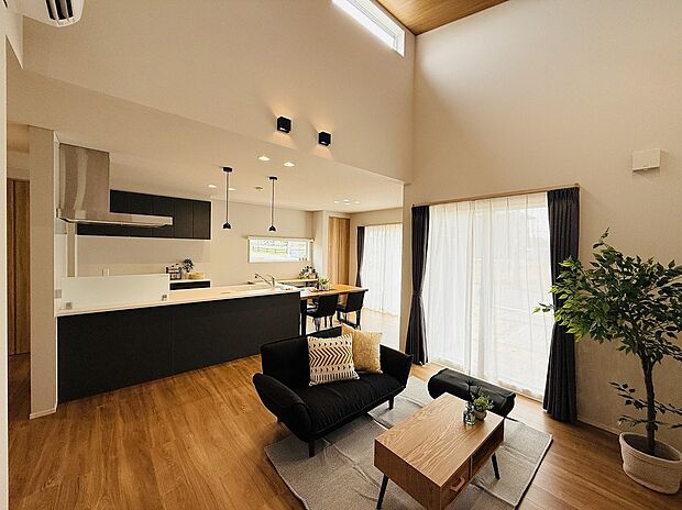 リビングは広々と約20帖！木目とブラックでナチュラルモダンな雰囲気に！