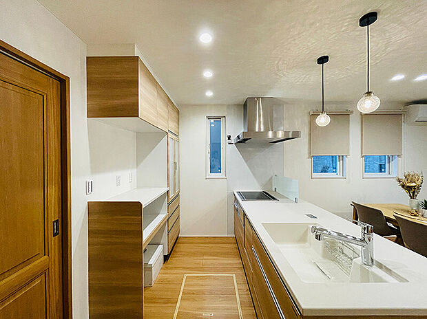 【キッチン】広々したペニンシュランキッチンは収納力も抜群。お料理するのが楽しくなります。