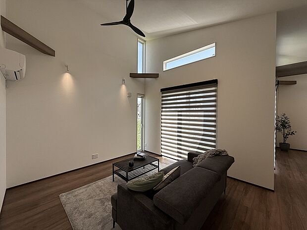 高窓からやわらかい自然光が差し込み、落ち着きと明るさを感じる心地よい空間。