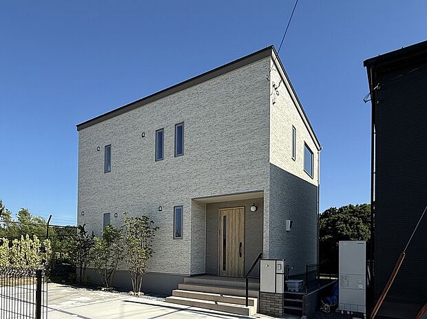 縦長の窓がアクセントになった、直線的でスッキリとした外観です。