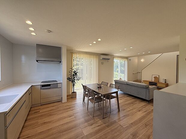 仕切りを設けずLDKをつなげることで一体感のある空間を演出。