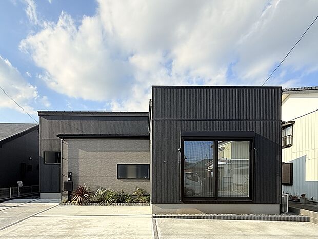 アクセントに石目調の外壁を採用し存在感のある建物です！