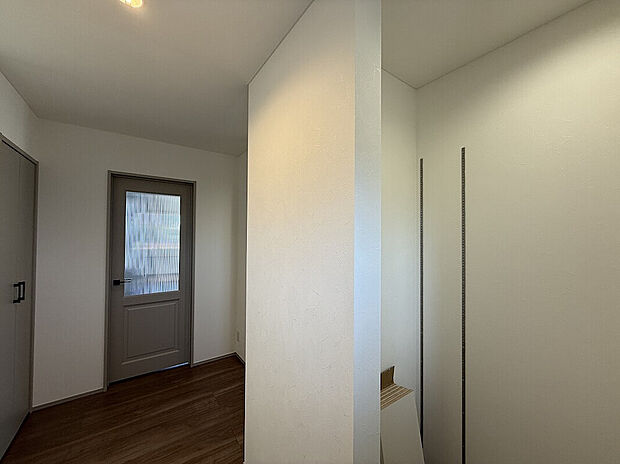 【玄関】玄関横にはSIC完備で収納力UPです!!