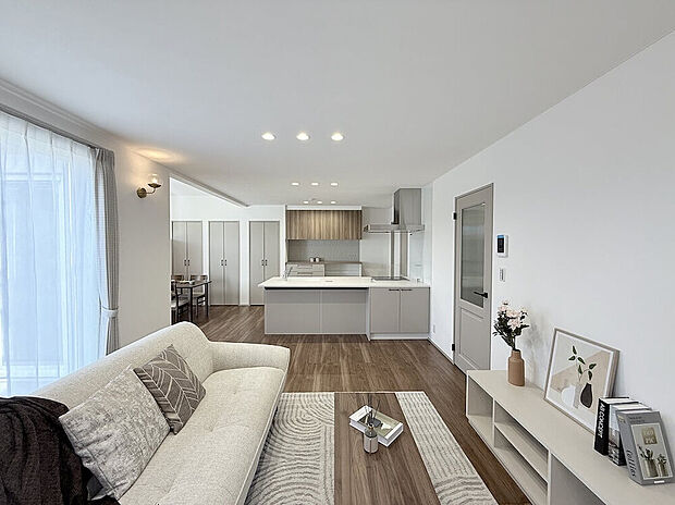 【リビング】LDKは約23帖ございますのでとても広々としています!