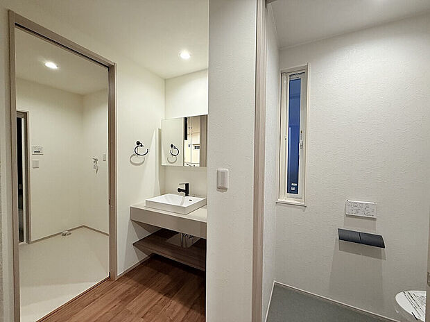 【洗面室】造作風の洗面台が映える洗面室。脱衣室と分けることで家族が入浴中でも気兼ねなく使えます。