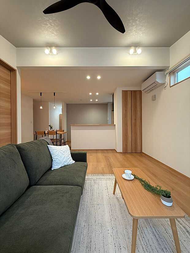 【リビング】配膳のしやすさを意識してキッチン横にダイニングを配置。カウンターは奥行き30cmあり使い勝手が広がります