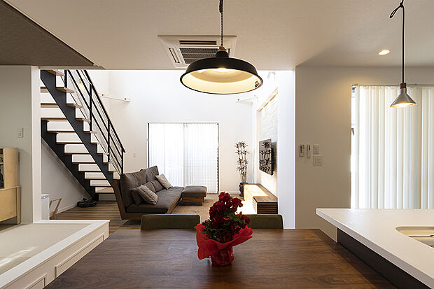 【当社施工例【リビングダイニング】】キッチン→ダイニング→リビングとL字型でアクセスしやすい設計に。階段もリビングに作ることで、家族とのコミュニケーションが取りやすい空間に仕上げました♪