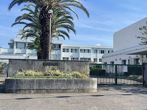 郷荘中学校（約650m）