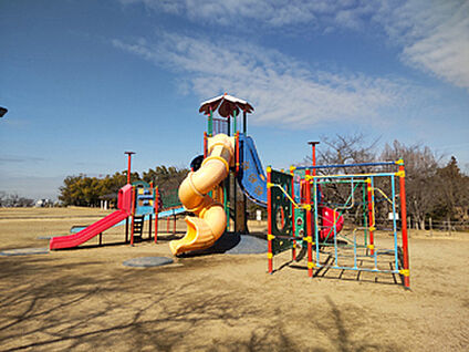 黒鳥山公園 約400m(約徒歩5分)