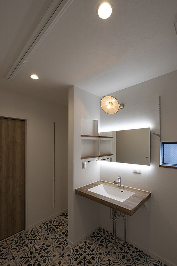 【■フロアタイル】フロアタイルがアクセントとなった北欧テイストな洗面スペース!なんともおしゃれな空間に仕上がりました!