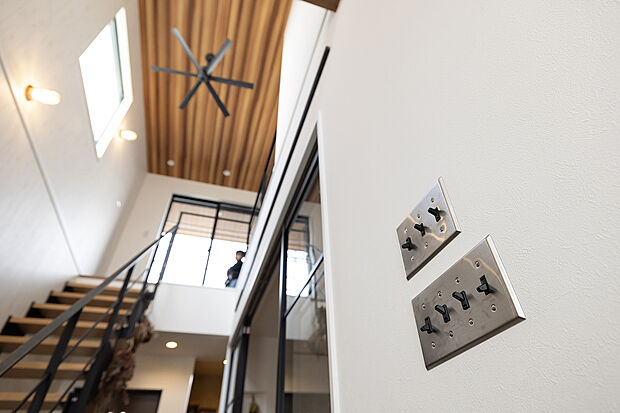 【■スイッチ】生活感が気になるスイッチはあえて無機質なものを取り入れることで、おしゃれに昇華◎