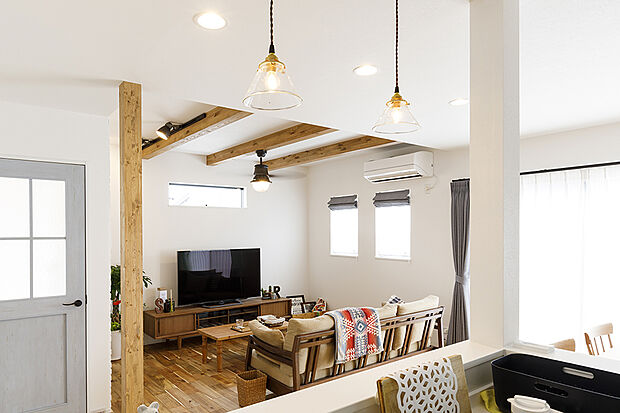 【当社施工例【LD】】フローリングと梁がナチュラルで素敵なリビング♪建具を寒色にすることでおしゃれ度UP!!インテリアコーディネートのご相談もお任せください!