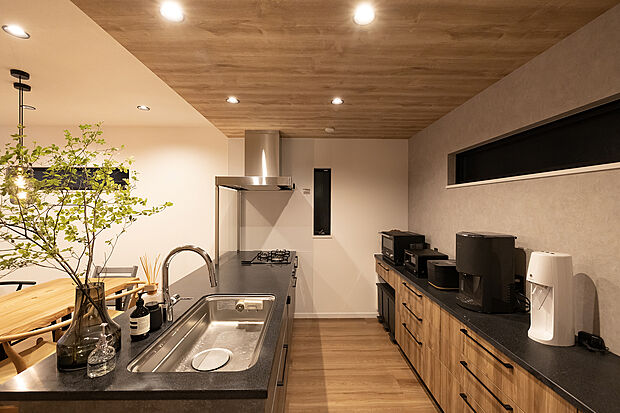 【■キッチン】ナチュラルシンプルでまとまりのあるキッチン。換気口のシルバーがアクセントになり憧れの空間に♪