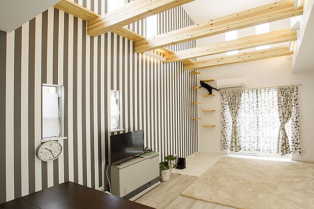 【当社施工例【猫との暮らし】】猫ととの暮らしを考えて設計されたお家♪吹抜けで明るく、猫が梁を渡れるよう専用階段も設置♪アクセントクロスでコントラストが素敵なお家に♪