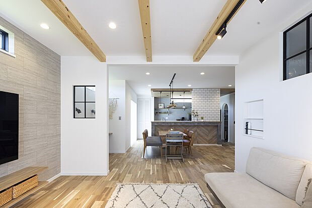 【当社施工例【LDK】】飾り窓がアクセントになり抜け感のあるカフェ風ハウス♪LDK全体のバランスが◎でとてもおしゃれなお家。お客様の好きを表現できる自由設計で憧れのお家を建てませんか♪