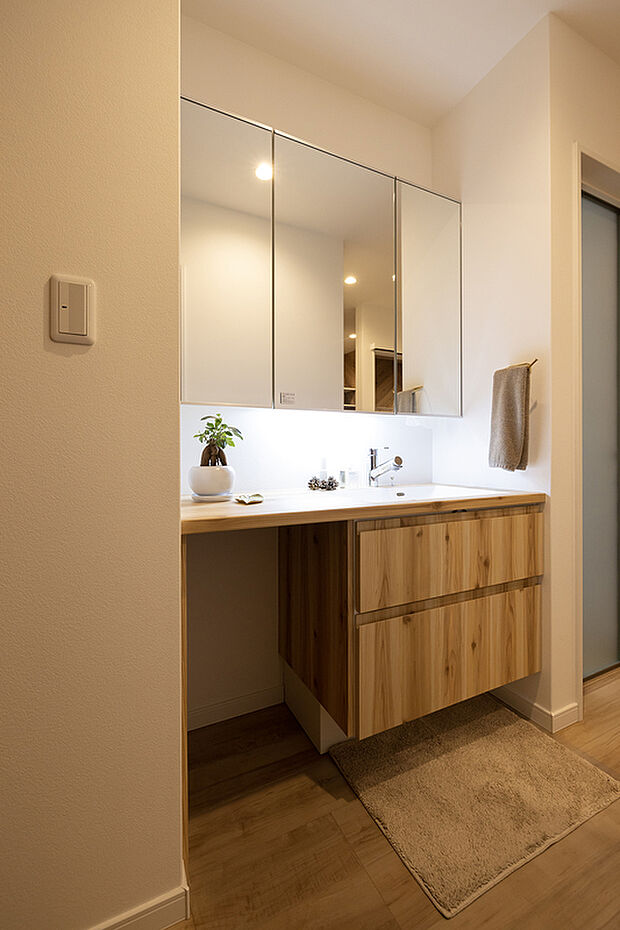【■洗面所】シンプルで一切の無駄がないジャパンティな洗面所♪余裕のある朝を迎えれそうな高級感溢れる空間に仕上がりました♪