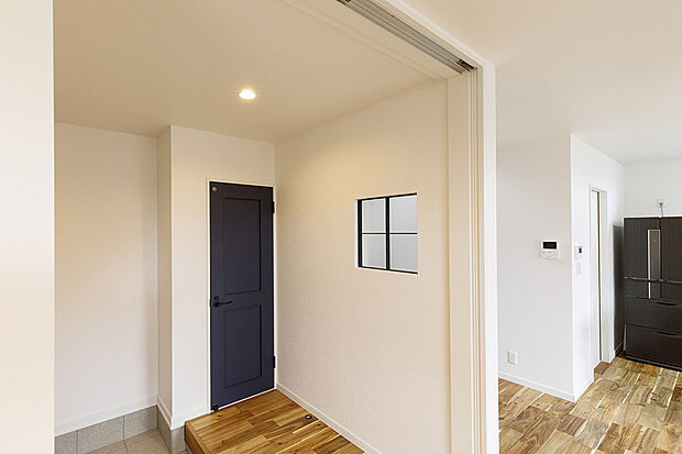 【■建具】飾り窓をアクセントに♪建具はお家の印象を最も左右するので、是非こだわってみてください♪