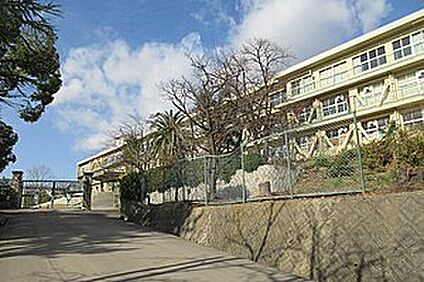 石尾中学校 約1,300m(徒歩19分)