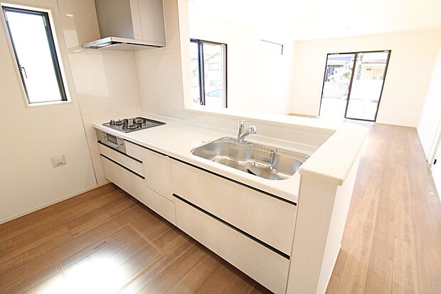 大容量の収納スペースは取り出しやすく、しまいやすいスライドタイプ、大きな鍋などの調理器具や、調味料も出し入れしやすいですね。