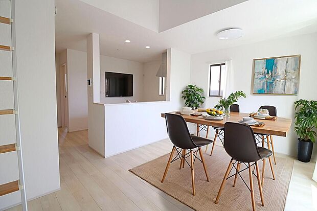 吹き抜けの開放感があるリビング☆天井が高く開放的な空間が広がり、ゆったりとくつろげますね♪※家具をCGで加工しています。家具付き販売ではございません。