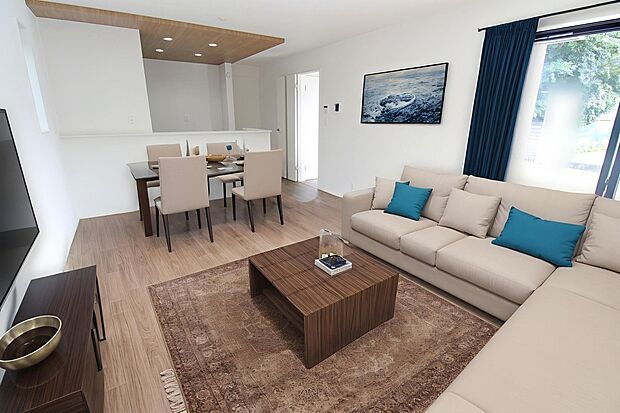 広々とした開放感あふれるリビングです。ゆったり寛げる充分な広さがございますので、ご家族でインテリアのレイアウトを考えるのも楽しみになりそう。※家具をCGで加工しています。家具付き販売ではございません。