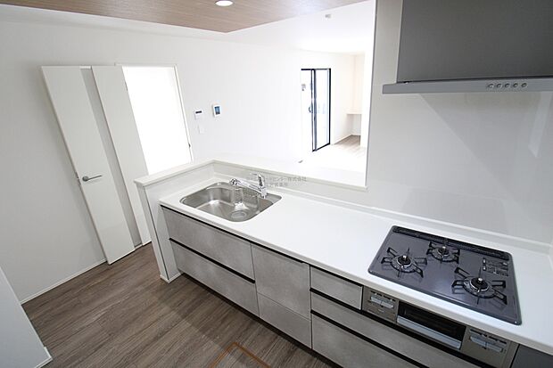 収納力豊富、窓のある、爽やかなシステムキッチンを用意しております。床下収納もございますので、キッチンスペースをいつでもすっきりとお使い頂けます。