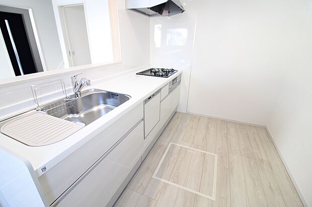 収納力豊富、爽やかなシステムキッチンを用意しております。さっと拭き取るだけで汚れが簡単にとれますので、キッチンスペースをいつでもすっきりとお使い頂けます。