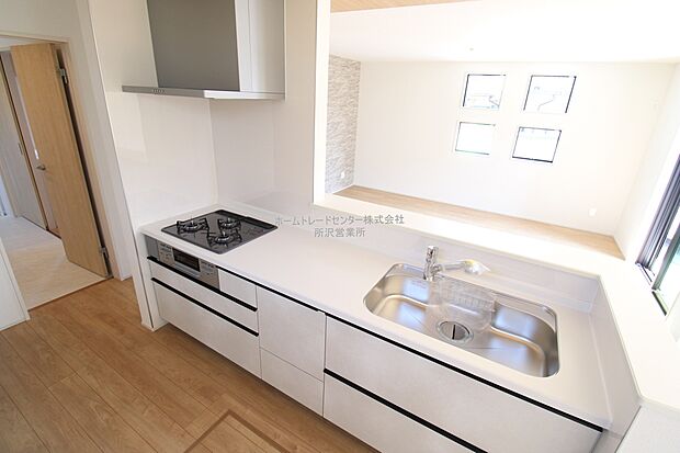 大容量の収納スペースは取り出しやすく、しまいやすいスライドタイプ、大きな鍋などの調理器具や、調味料も出し入れしやすいですね。