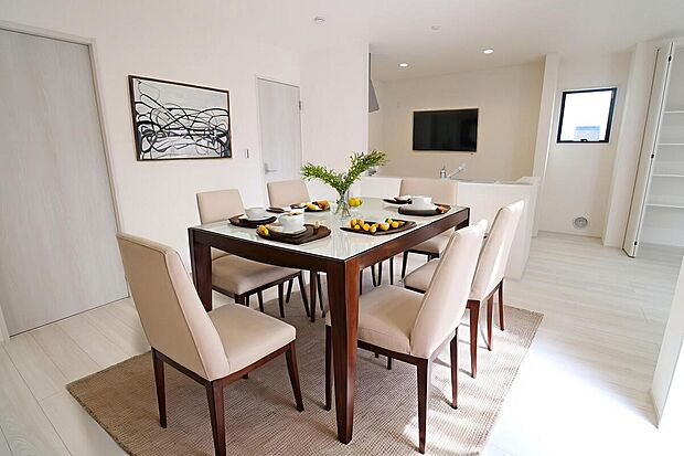 広々とした開放感あふれるリビングです。ご家族でインテリアのレイアウトを考えるのも楽しみになりそうです。※家具をCGで加工しています。家具付き販売ではございません。