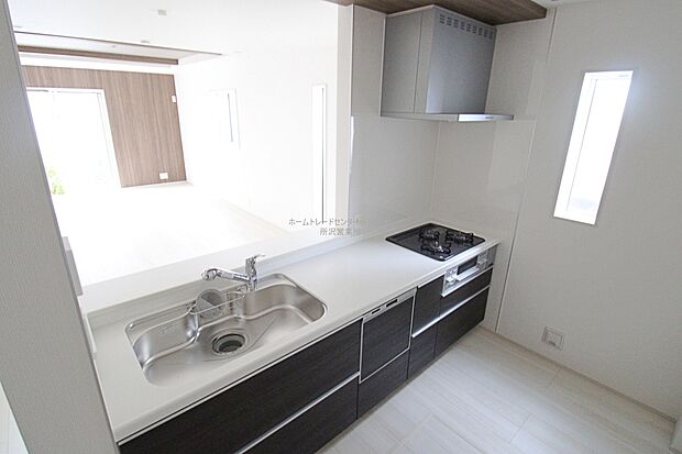 収納力豊富、爽やかなシステムキッチンを用意しております。さっと拭き取るだけで汚れが簡単にとれますので、キッチンスペースをいつでもすっきりとお使い頂けます。