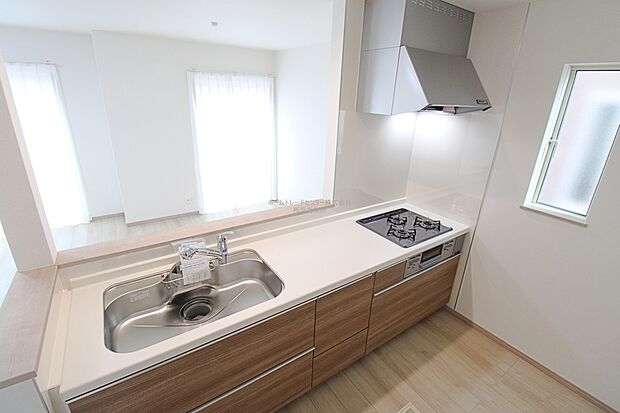 収納力豊富、爽やかなシステムキッチンを用意しております。さっと拭き取るだけで汚れが簡単にとれますので、キッチンスペースをいつでもすっきりとお使い頂けます。