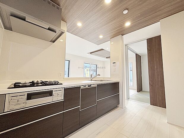 収納力豊富、爽やかなシステムキッチンを用意しております。さっと拭き取るだけで汚れが簡単にとれますので、キッチンスペースをいつでもすっきりとお使い頂けます。