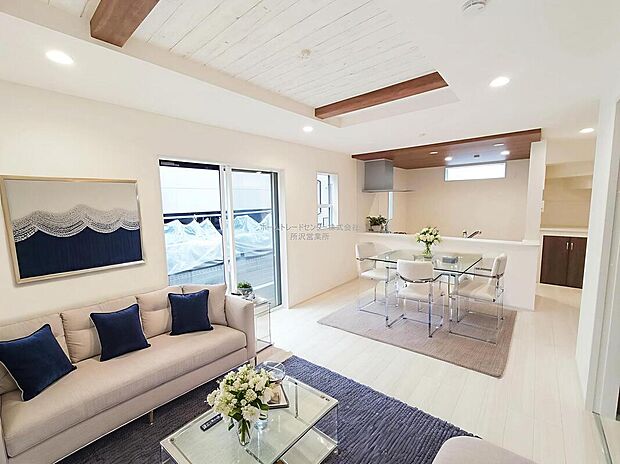 スタイリッシュな印象のリビングです。ホームパーティのお客様が増えても、これだけ広いリビングなら大丈夫♪※家具をCGで加工しています。家具付き販売ではございません。