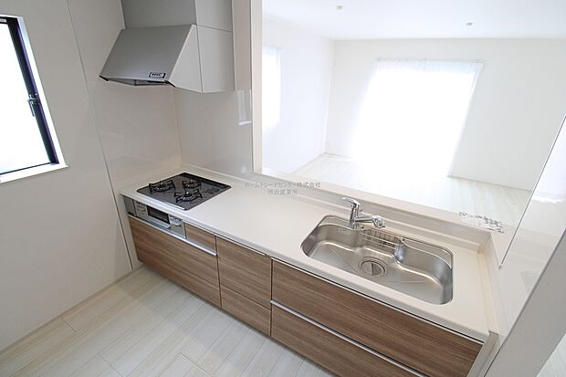 収納力豊富、爽やかなシステムキッチンを用意しております。さっと拭き取るだけで汚れが簡単にとれますので、キッチンスペースをいつでもすっきりとお使い頂けます。