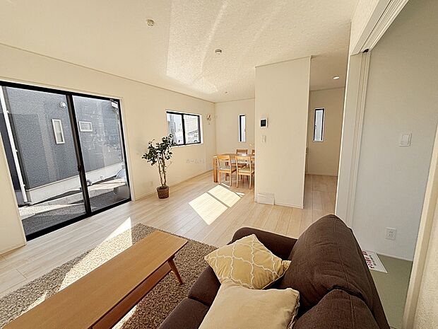 明るく開放感のあるリビング。対面式キッチンは、いつでもご家族を感じられる空間作りの重要ポイントになりそうです。