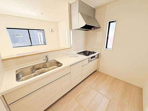 収納力豊富、爽やかなシステムキッチンを用意しております。さっと拭き取るだけで汚れが簡単にとれますので、キッチンスペースをいつでもすっきりとお使い頂けます。