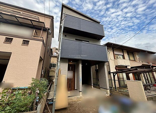 物件の周辺はスーパーやコンビニなどお店が充実しています！お子様連れで気軽にお散歩がてらお買い物に行けます♪小学校まで徒歩９分でお子様の通学も安心の距離。