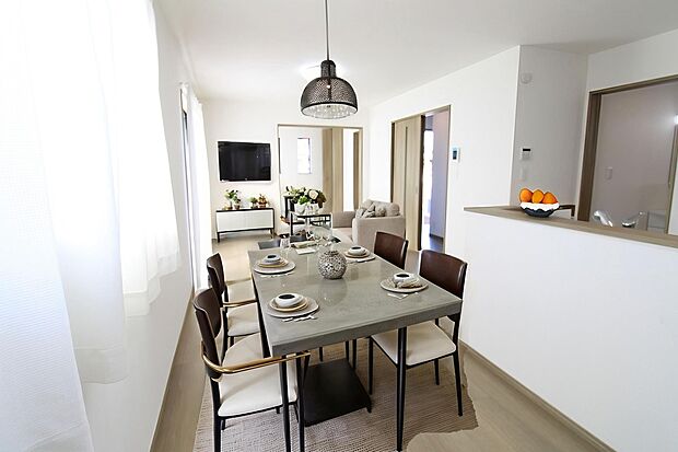 明るく開放感のあるリビング。対面式キッチンは、いつでもご家族を感じられる空間作りの重要ポイントになりそうです。