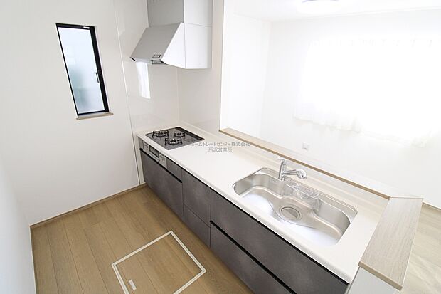 収納力豊富、爽やかなシステムキッチンを用意しております。さっと拭き取るだけで汚れが簡単にとれますので、キッチンスペースをいつでもすっきりとお使い頂けます。