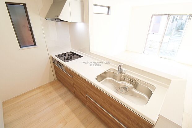 収納力豊富、爽やかなシステムキッチンを用意しております。さっと拭き取るだけで汚れが簡単にとれますので、キッチンスペースをいつでもすっきりとお使い頂けます。