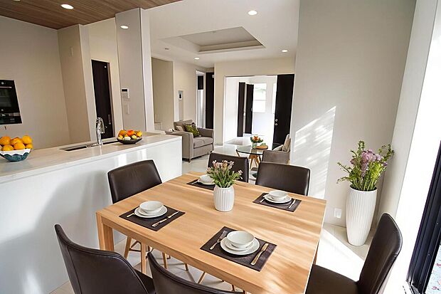 スタイリッシュな印象のリビングです。ホームパーティのお客様が増えても、これだけ広いリビングなら大丈夫♪※家具をCGで加工しています。家具付き販売ではございません。