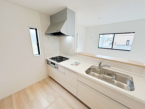 収納力豊富、爽やかなシステムキッチンを用意しております。さっと拭き取るだけで汚れが簡単にとれますので、キッチンスペースをいつでもすっきりとお使い頂けます。