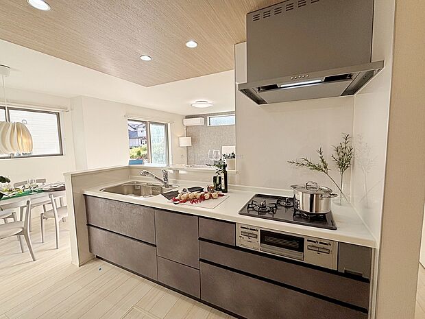 『モデル棟』
大容量の収納スペースは取り出しやすく、しまいやすいスライドタイプ、大きな鍋などの調理器具や、調味料も出し入れしやすいですね。