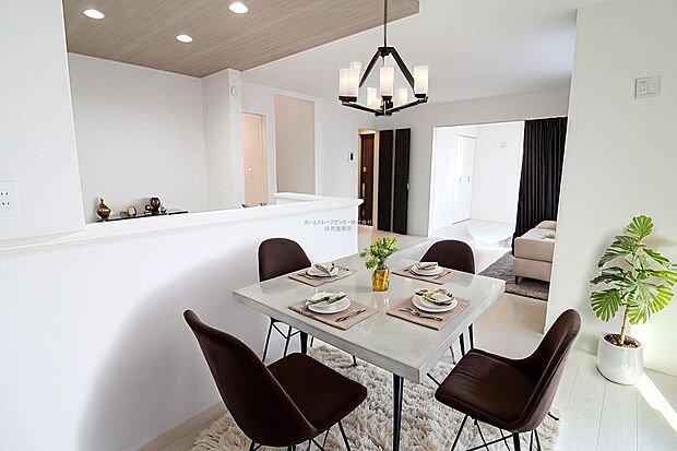 広々としたLDKに、自分好みのインテリアでレイアウト。季節ごとに模様替えなども、楽しみの一つとなりそうです。※家具をCGで加工しています。家具付き販売ではございません。