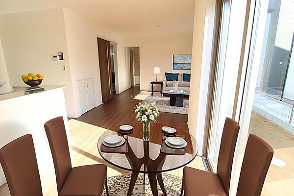 広々とした開放感あふれるリビングです。ご家族でインテリアのレイアウトを考えるのも楽しみになりそうです。※家具をCGで加工しています。家具付き販売ではございません。