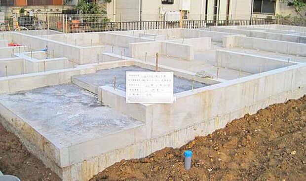 面で支える耐震性のあるベタ基礎。また、基礎幅150mmと基準値の120mmよりも厚くし、より地震に強い住まいを実現できます。