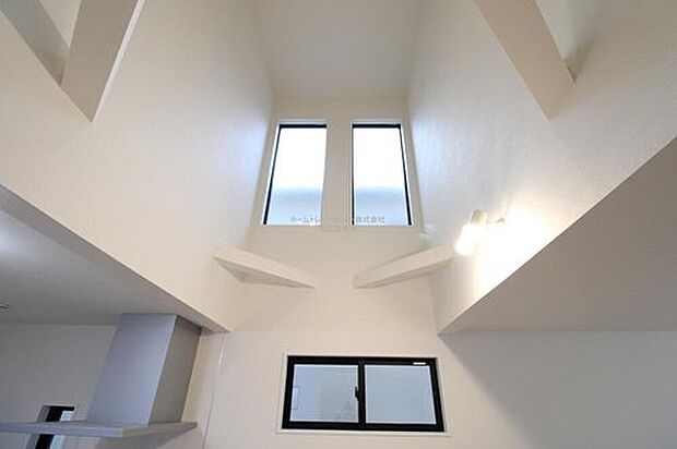 吹き抜けの高窓から降り注ぐ光がリビングを明るくします☆季節や時間帯に左右されず日光を取り込むことができます。天井が高く開放的な空間が広がり、ゆったりとくつろげますね♪