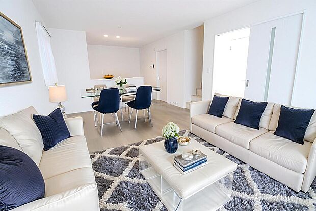 明るく開放感のあるリビング。対面式キッチンは、いつでもご家族を感じられる空間作りの重要ポイントになりそうです。※家具をCGで加工しています。家具付き販売ではございません。