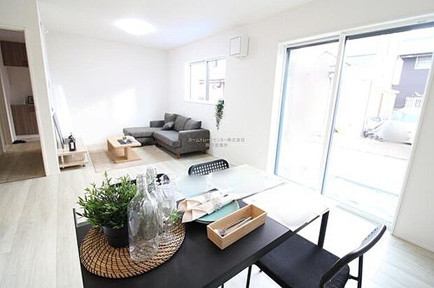 明るく開放感のあるリビング。対面式キッチンは、いつでもご家族を感じられる空間作りの重要ポイントになりそうです。