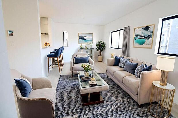 明るく開放感のあるリビング。対面式キッチンは、いつでもご家族を感じられる空間作りの重要ポイントになりそうです。※家具をCGで加工しています。家具付き販売ではございません。